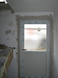 Kellertür mit fertiggestellten Laibungen