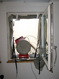 Blower-Door-Test-Apparatur im Gästezimmerfenster